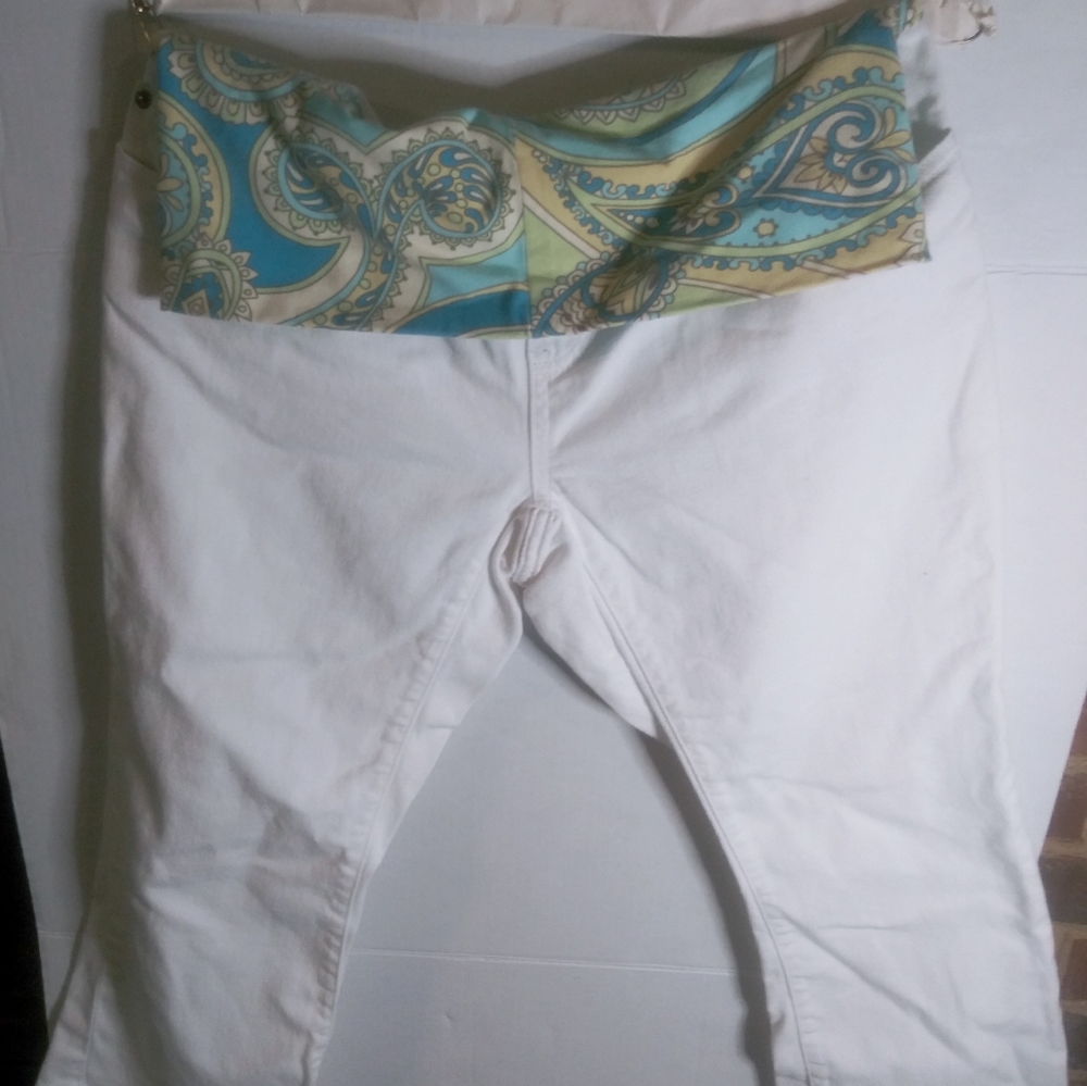 Gap maternity white Jean size medium🔥🔥